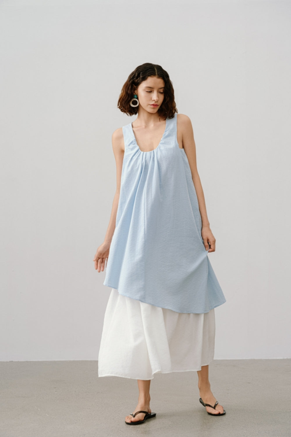 Fließendes Stufenkleid – Elegantes Design aus hochwertiger Viskose, Nylon und Baumwollmischung für mühelosen Sommer-Chic